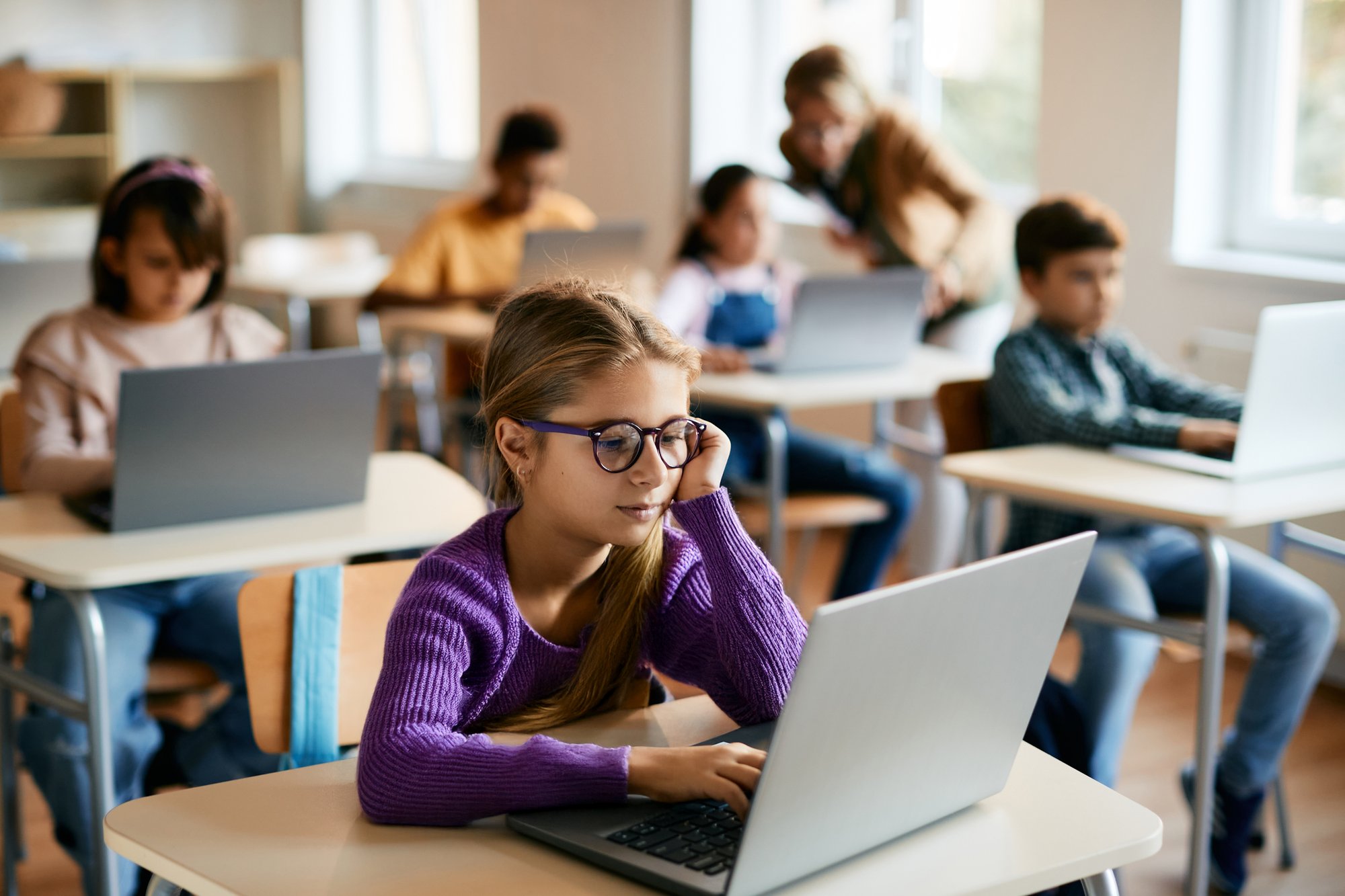 Leerling secundair onderwijs werkt op een laptop in de klas met software van Academic Software Leerling secundair onderwijs werkt op een laptop in de klas met software van Academic Software