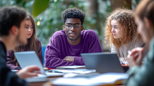 Studenten werken met laptop in de les via software van Academic Software Studenten werken met laptop in de les via software van Academic Software