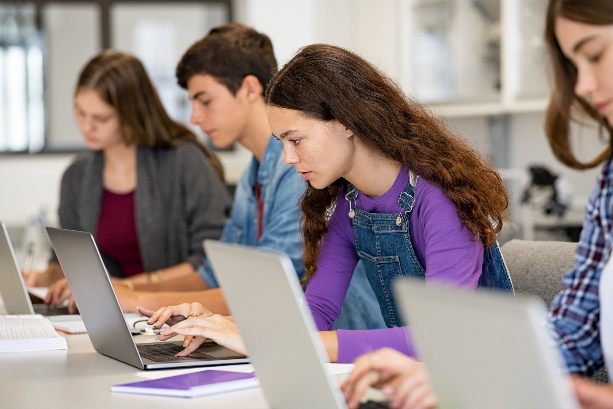 Studenten aan de universiteit werken met software via Academic Software