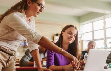 Leerlingen en leerkracht werken met het Academic Software Platform in de les