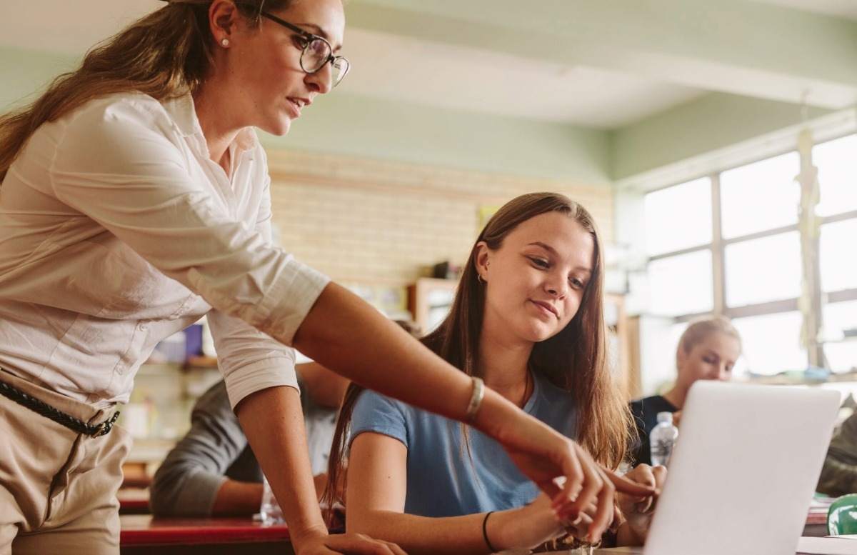 Leerkracht helpt middelbare student in de klas via assessmentQ