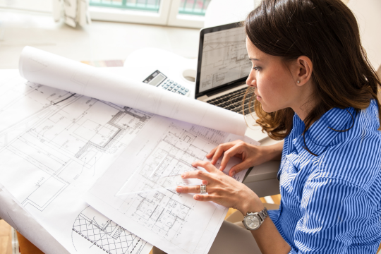 Architectuurstudent aan het werk met de softwarebundel