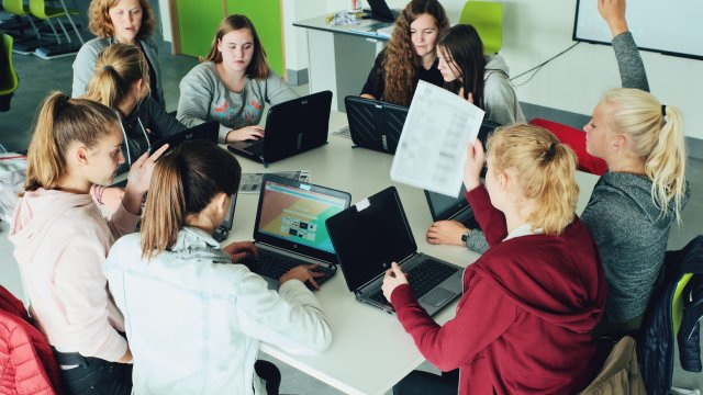 Leerlingen die werken op laptops met vooraf geïnstalleerde software via AIM van Academic Software Leerlingen die werken op laptops met vooraf geïnstalleerde software via AIM van Academic Software