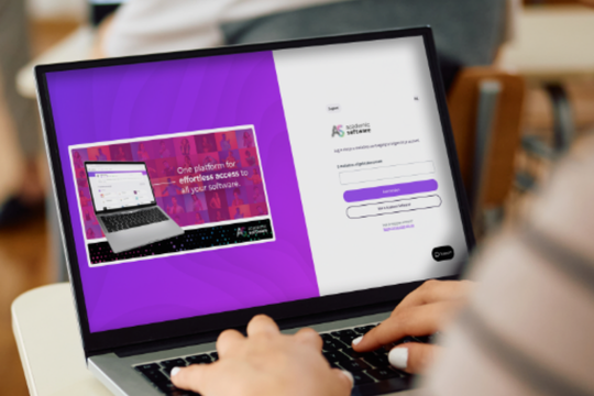Student bekijkt het Academic Software platform met alle software voor de opleiding Student bekijkt het Academic Software platform met alle software voor de opleiding