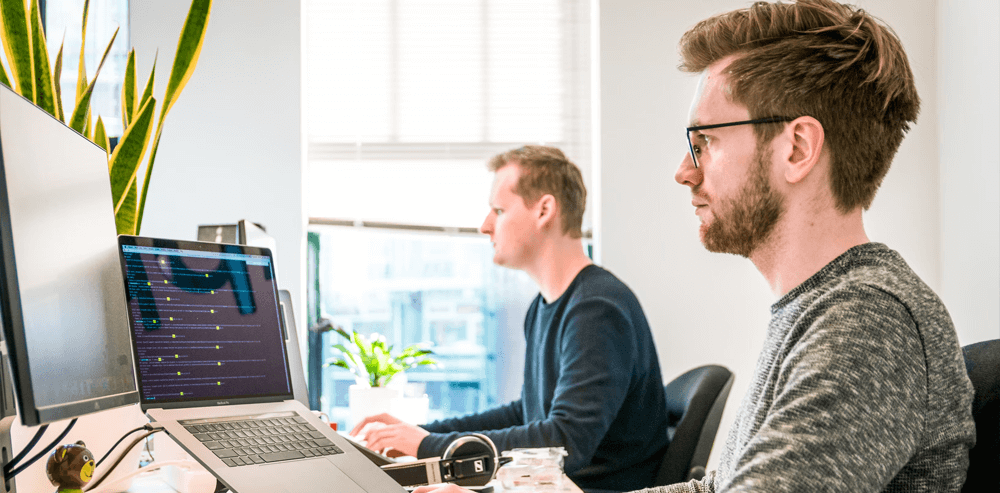 Helpdeskmedewerkers aan het werk op een laptop